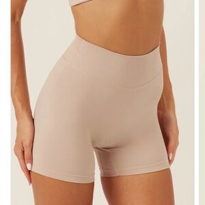 CSB Form invisible scrunch shorts 5” fawn medium